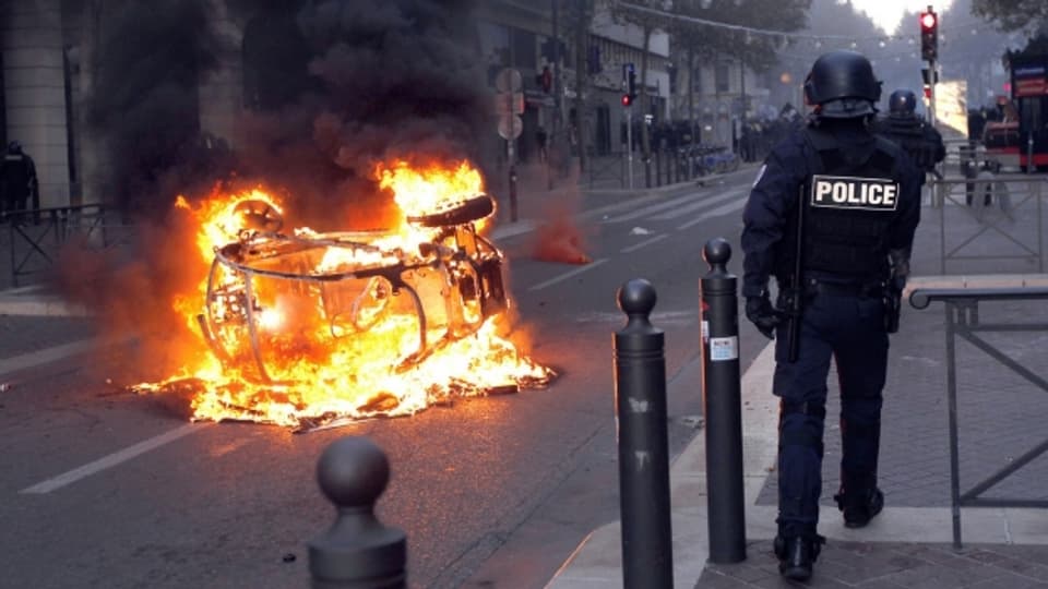 Frankreichs Regierung geht gegen gewalttätige Demonstranten vor.