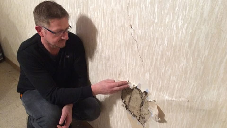 Stephan Heitmann zeigt in seinem Fachwerkhaus einen Riss.