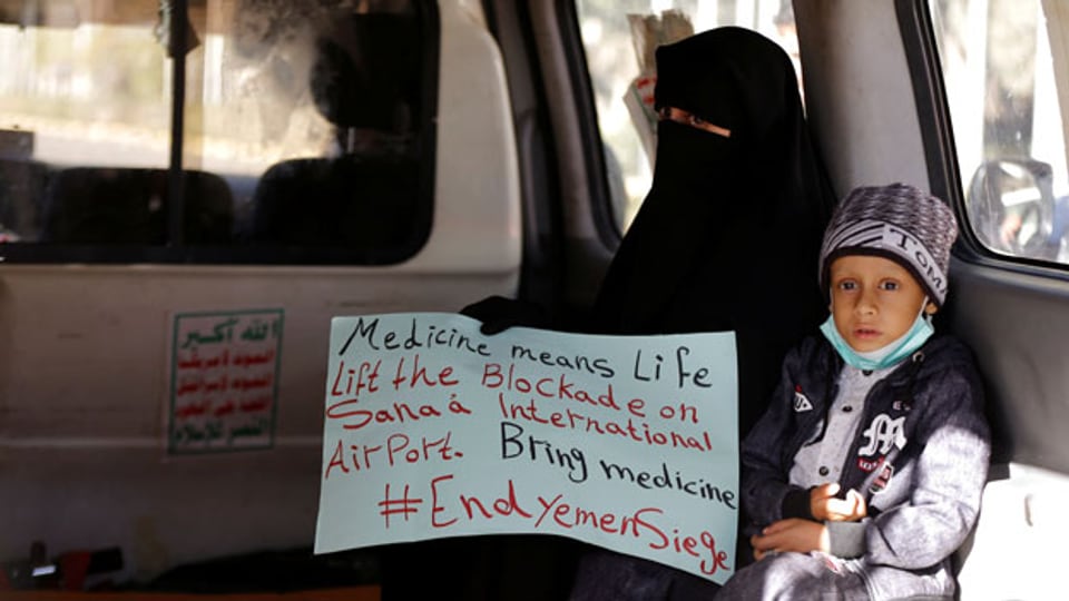 Eine Frau mit ihrem kranken Sohn in einem Krankenwagen. Sie wartet auf die Ankunft des Sondergesandten der Uno im Jemen, Martin Griffiths, am Flughafen in Sanaa.