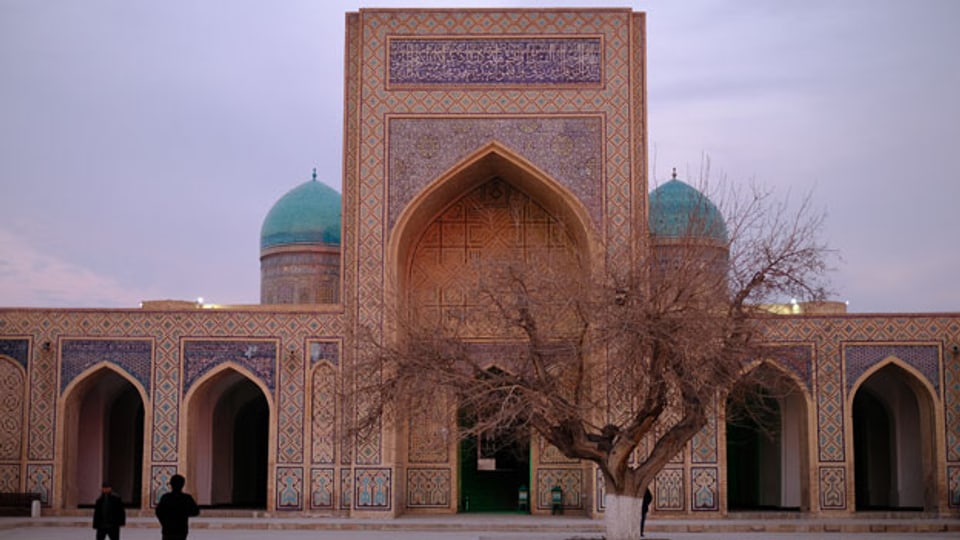 Kalon-Moschee samt Minarett – sie gehört zu den schönsten Sehenswürdigkeiten im usbekischen Buchara, das an der alten Seidenstrasse liegt. Seit dem Machtwechsel vor zwei Jahren wächst der Tourismus, die Aufbruchstimmung ist in ganz Usbekistan spürbar.