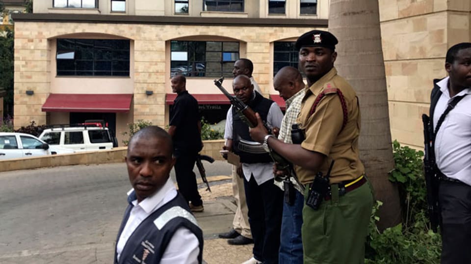 Sicherheitskräfte nach der Explosion in einem Hotelkomplex in Nairobi.