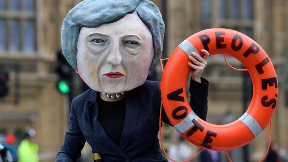 Als Theresa May gekleidete Aktivistin für ein zweites Brexit-Referendum vor dem Parlamentsgebäude in London.