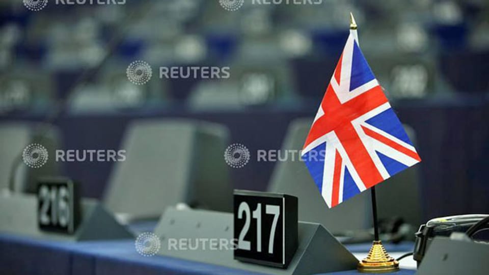Union-Jack-Flagge auf dem Schreibtisch eines Mitglieds des Europäischen Parlaments vor der Brexit-Debatte vom 16. Januar 2019.