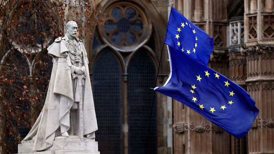 Die EU-Fahne weht neben der Statue von King George V in Westminster (GB)