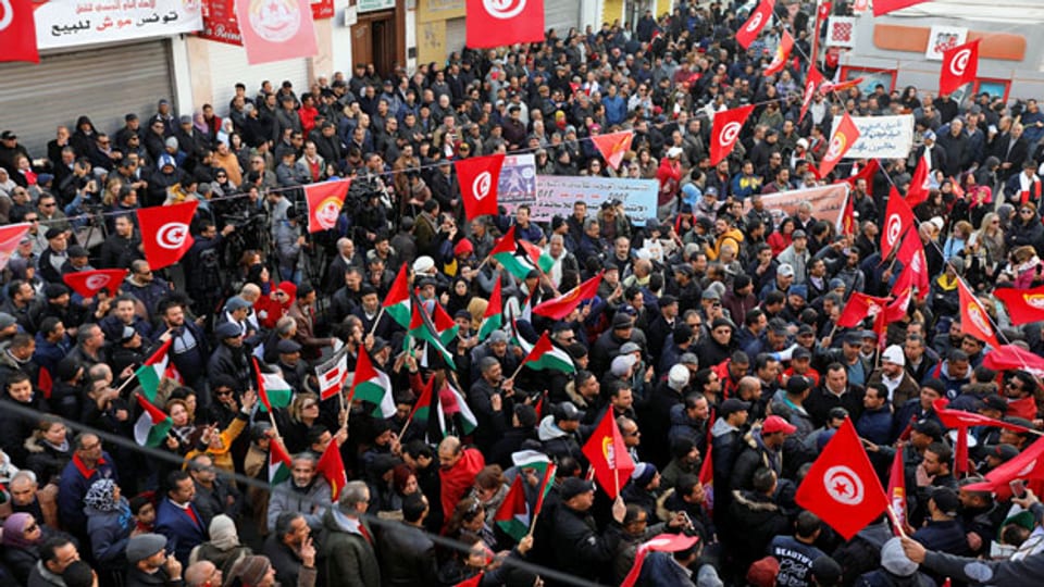 Landesweiter Streik in Tunesien gegen die Weigerung der Regierung, die Löhne anzuheben.