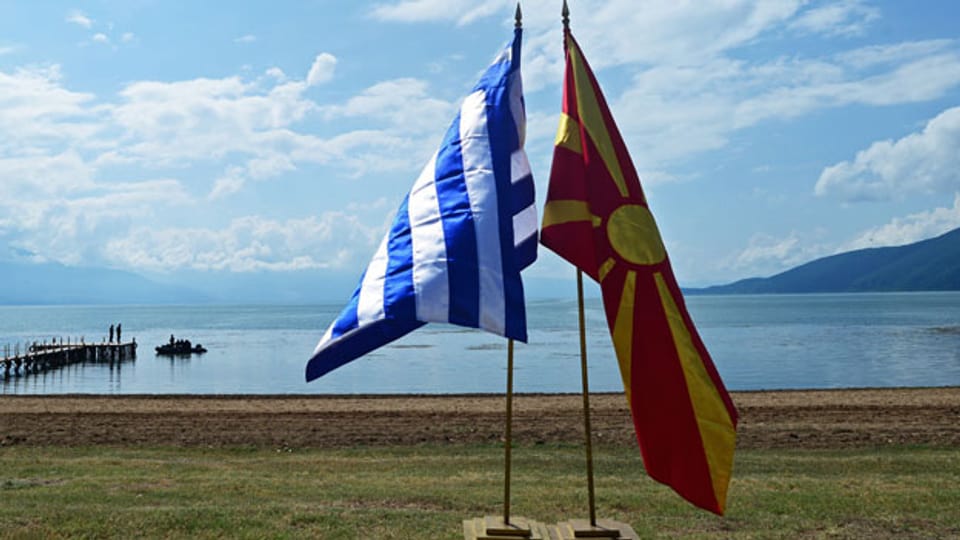 Die Fahnen von Griechenland (links) und Mazedonien.