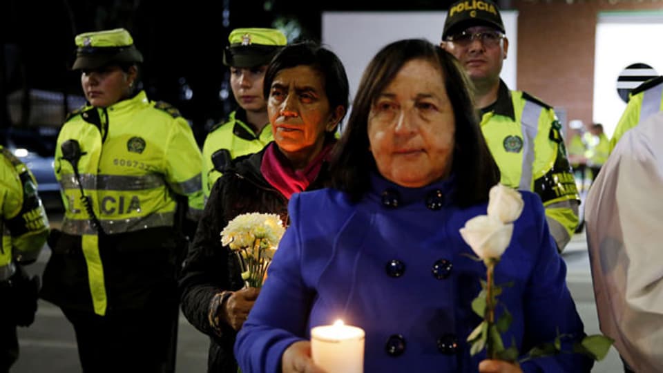 Trauernde Leute nach dem Terroranschlag in Bogota.