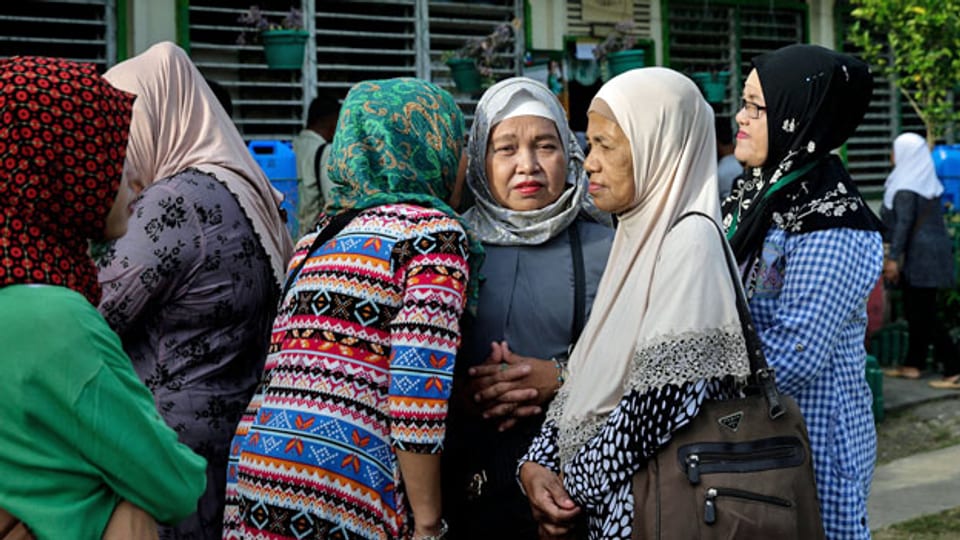 Frauen vor dem Abstimmungslokal in Mindanao. Die Bürgerinnen und Bürger können darüber abstimmen, ob sie die neue autonome muslimische Region Bangsamoro erschaffen wollen.