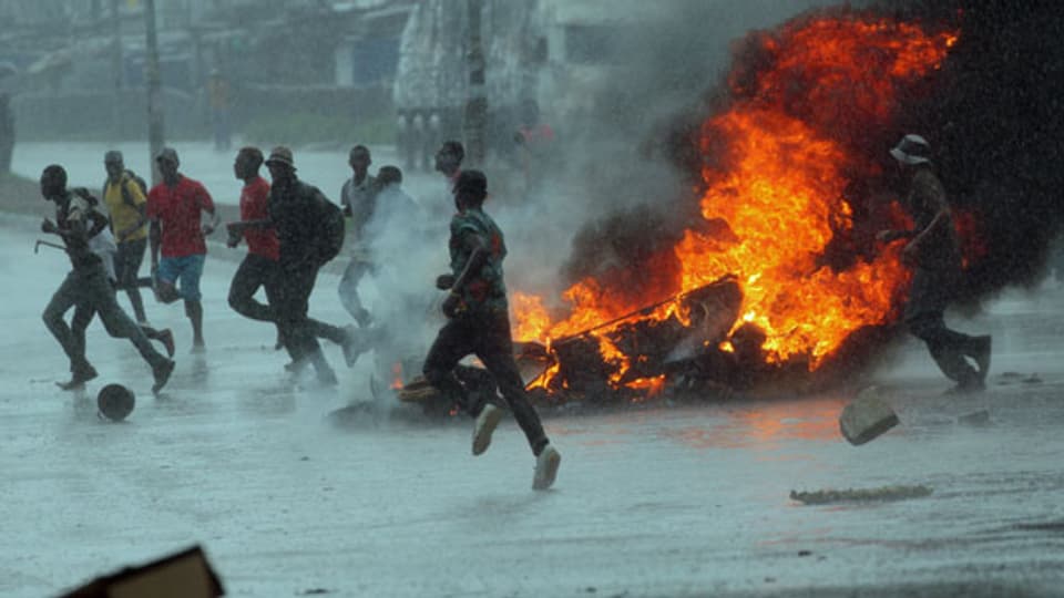 Brennende Barrikaden in Harare, Simbabwe.