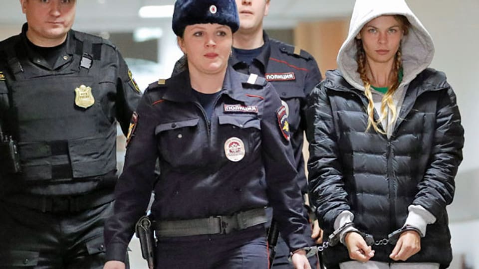 Anastasia Waschukewitsch (re.) wurde auf einem Moskauer Flughafen festgenommen.