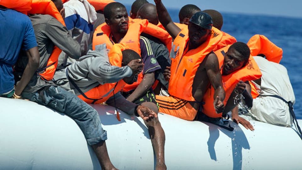 Migranten in einem Gummiboot im Mittelmeer. Archivaufnahme von 2017.
