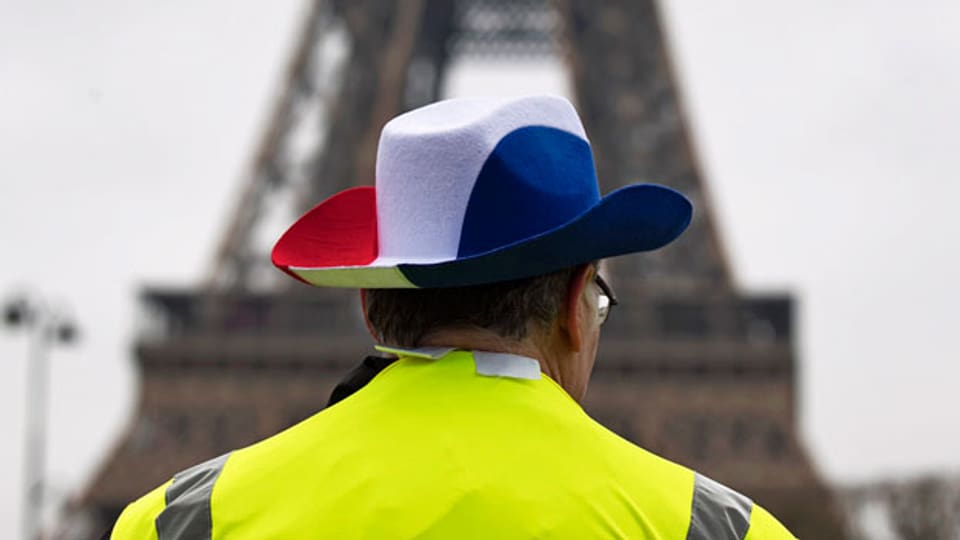 Anhänger der Bewegung «Gilet Jaunes» vor dem Eiffelturm in Paris.