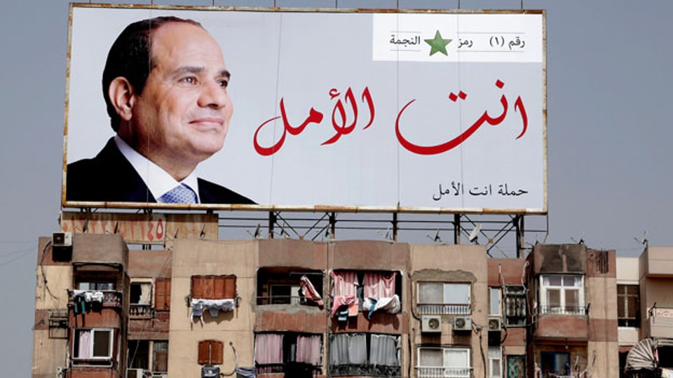Abdel-Fattah el-Sissi, ägyptischer Präsident auf einem Plakat, welches an einem alten Haus angebracht wurde.