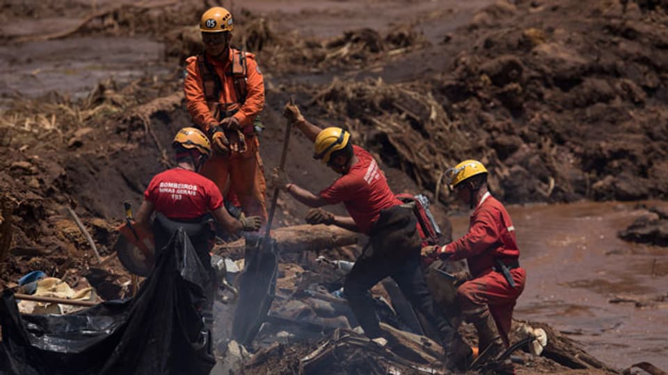 Arbeiter suchen nach Verschütteten nach dem Dammbruch in einem Bergwerk in Brasilien.