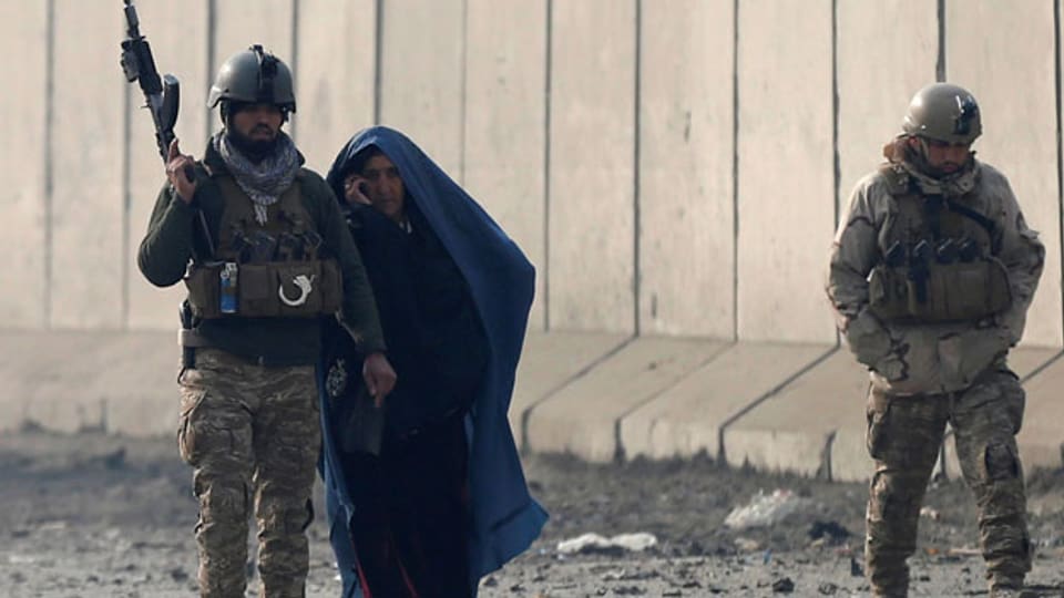 Afghanische Sicherheitskräfte begleiten eine Frau am 15. Januar 2019 in Kabul, Afghanistan, nach einem Bombenanschlag.
