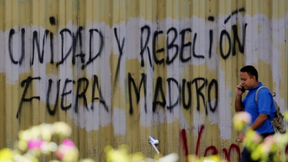 Graffitti in der Hauptstadt Caracas: «Einheit und Rebellion. Maduro raus.»