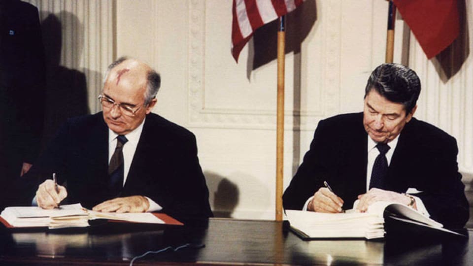 Präsident Ronald Reagan (rechts) und der sowjetische Präsident Michail Gorbatschow unterzeichneten am 8. Dezember 1987 im Weissen Haus den Vertrag über die mittleren Nuklearstreitkräfte (INF).