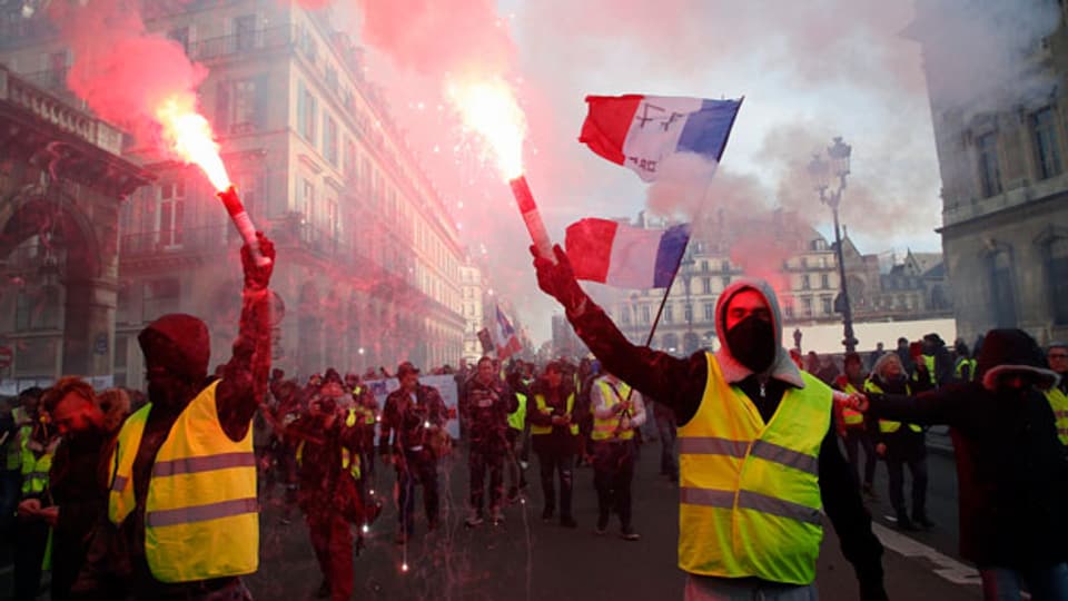 Leute demonstrieren in Frankreich.