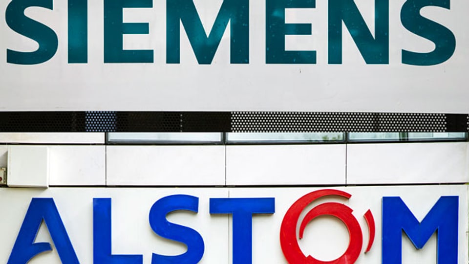 Logos der deutschen Firma Siemens und des französischen Zugbauers Alstom.