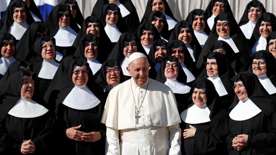 Papst Franziskus posiert mit einer Gruppe von Nonnen am 24. Oktober 2018 auf dem Petersplatz im Vatikan.