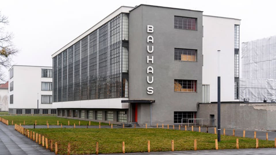 Das Bauhaus war der Lieblingsfeind der Nationalsozialisten und 1932 musste es von Dessau nach Berlin umziehen, 1933 wurde es geschlossen.