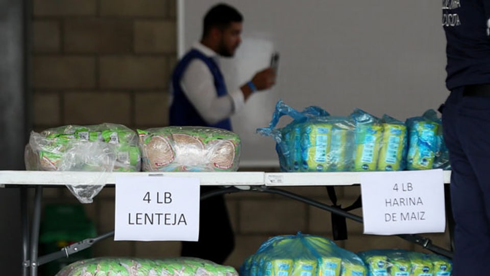 Behörden organisieren die Verschiffung mit humanitären Hilfsgütern für Venezuela in Cucuta, Kolumbien.