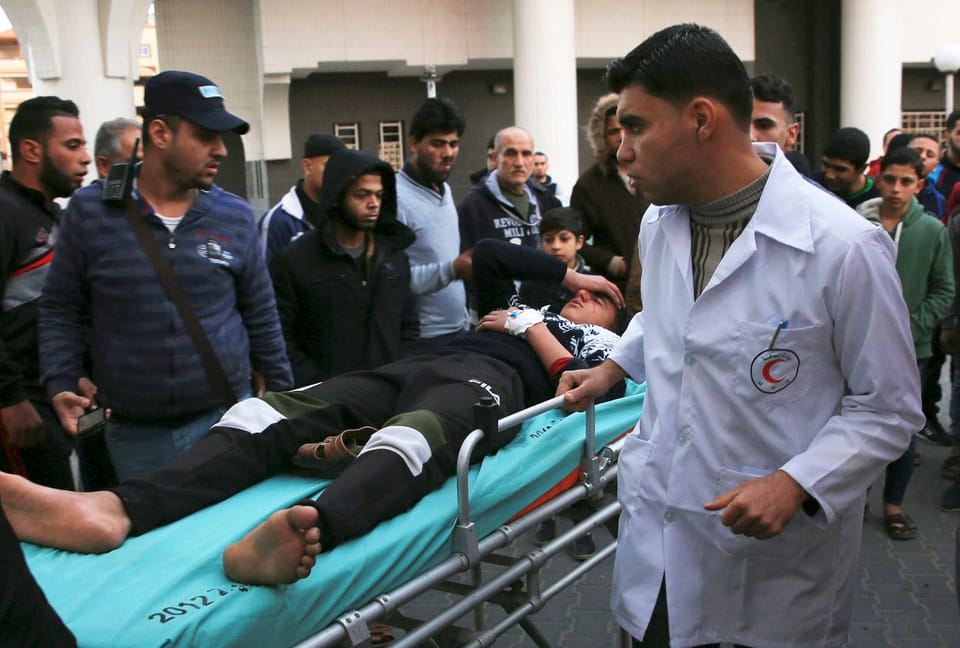 Ein Sanitäter in Gaza versorgt einen Verletzten