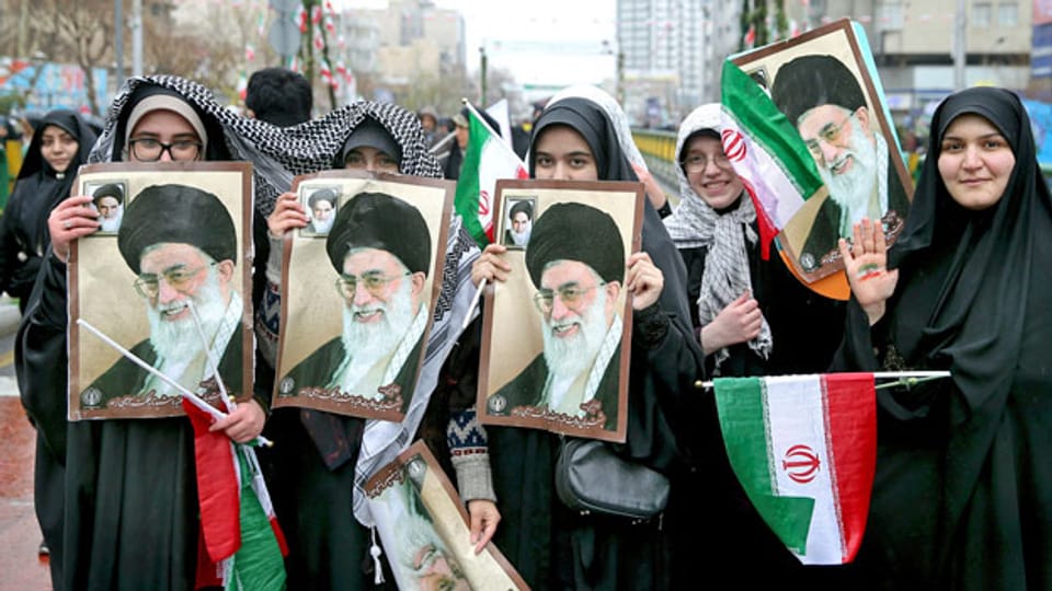 Iranische Frauen halten Porträts des obersten iranischen Führers Ayatollah Khamenei.