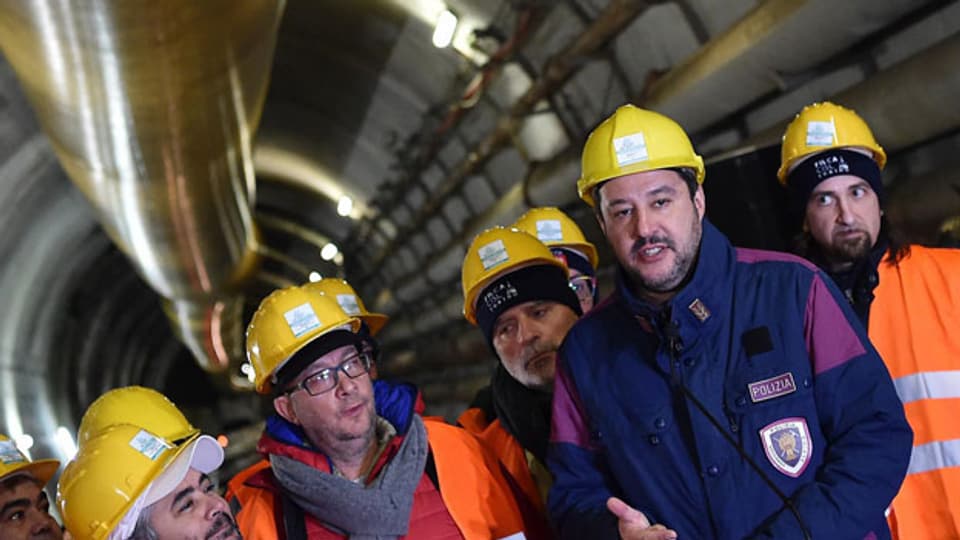 Innenminister Matteo Salvini (Zweiter von rechts) besucht die Baustelle der TAV (Hochgeschwindigkeitsbahnverbindung Turin-Lyon) in Chiomonte (Turin), Italien.
