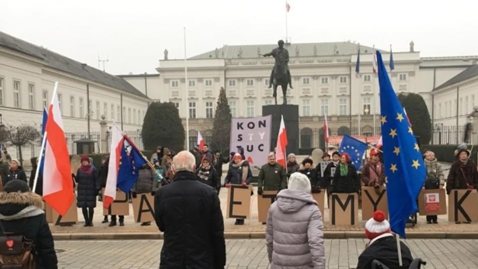 Seit fast 2 Jahren protestiert eine Gruppe von Bürgerrechtlern jeden Sonntag vor dem Präsidentenpalast in Warschau.