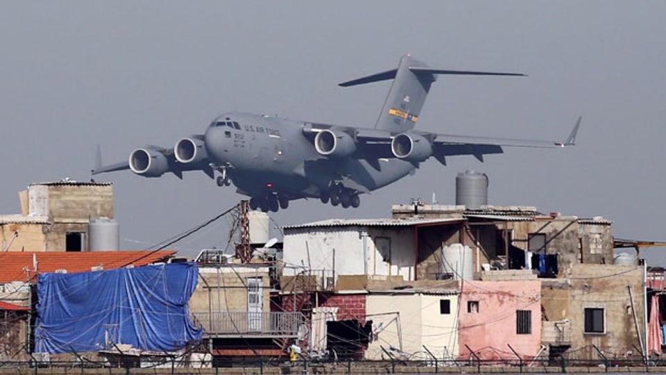 Ein Flugzeug der US-Luftwaffe landet am 13. Februar 2019 auf dem internationalen Flughafen von Beirut, Libanon.