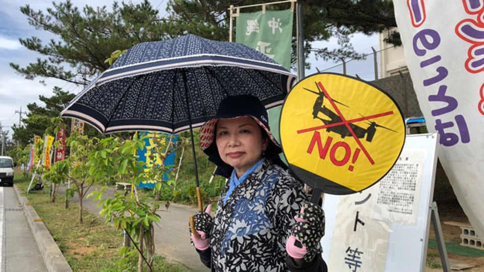 Amerikanische Flieger unerwünscht: Japanische Demonstrantin in Okinawa, wo die US-Militärstützpunkte auf den Widerstand in der Bevölkerung stossen.