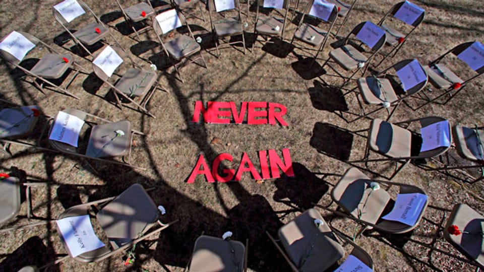 Zwei Stuhlreihen mit den Namen der Opfer rund um die Worte «Never Again»: Stiller Protest über das Massaker von Parkland.