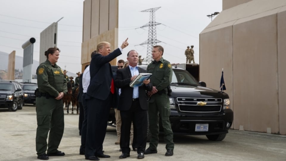 Mehrere US-Bundesstaaten haben Klage gegen ihn eingereicht: Präsident Donald Trump bei der Besichtigung von Mauer-Prototypen.