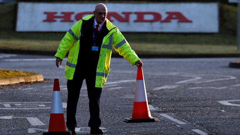 Ein Mann schließt den Eingang der Honda-Autofabrik in Swindon, England.