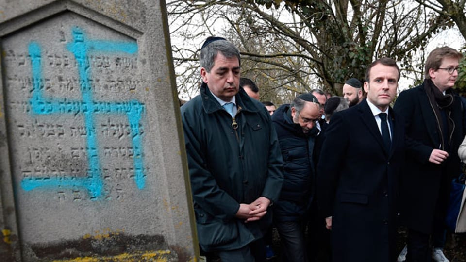 Frankreichs Präsident Emmanuel Macron besucht mit weiteren Regierungsmitgliedern den jüdischen Friedhof, der von Antisemititen verwüstet wurde.