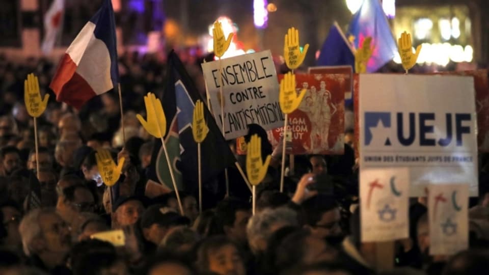 Tausende Franzosen gingen in Paris und in vielen anderen Städten auf die Strasse.