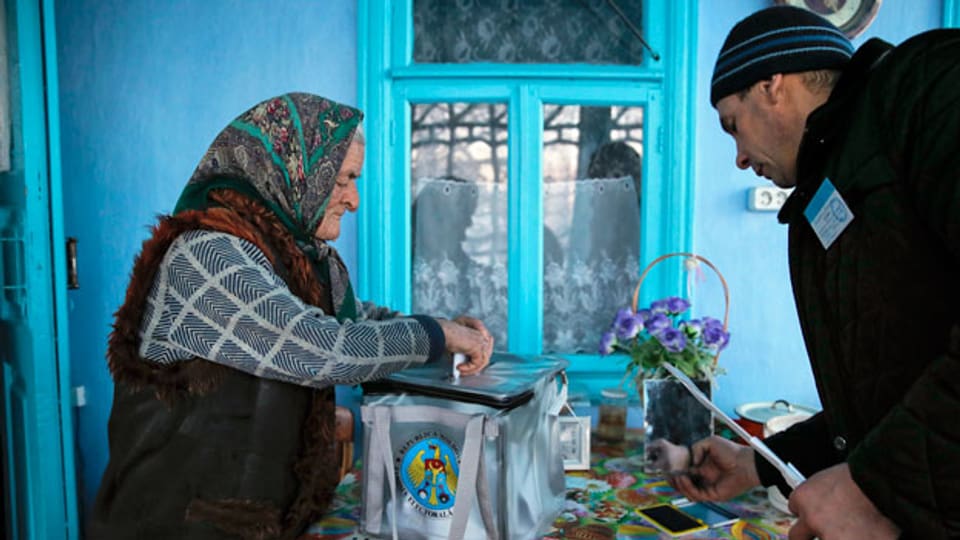 Stimmabgabe in einer mobilen Wahlurne im Dorf Stolniceni Moldawien.