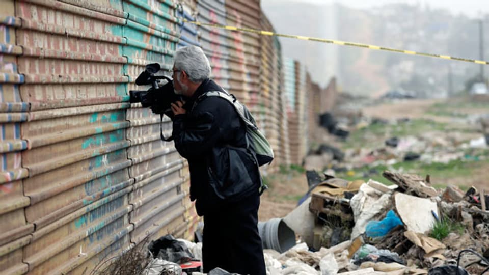 Journalist in Tijuana, Mexiko, an der Mauer auf der mexikanischen Seite der Grenze.