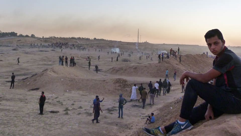 Genug von gewalttätigen Freitagsprotesten: isolierte Jugendliche am Rand der Sperrzone in Gaza vor dem Grenzzaun zu Israel.