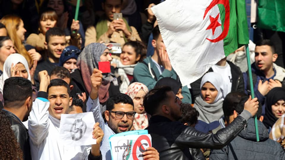 Studenten protestieren gegen eine fünfte Amtszeit von Präsident Abdelaziz Bouteflikas in Algier.