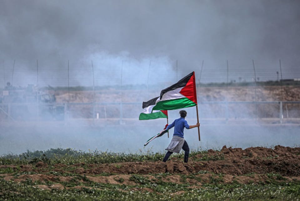 Protestierender Palästinenser an der Grenze zu Israel