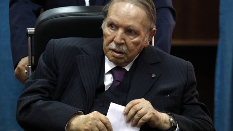  Seit einer Woche protestieren Hundertausende in Algerien gegen Präsident Abdelaziz Bouteflika. Der 82jährige Staatschef sitzt im Rollstuhl und kann kaum mehr sprechen. Doch er will weitermachen und kandidiert für eine 5. Amtszeit. Wenn er wiedergewählt werde, wolle er Reformen umsetzen und bald zurücktreten.