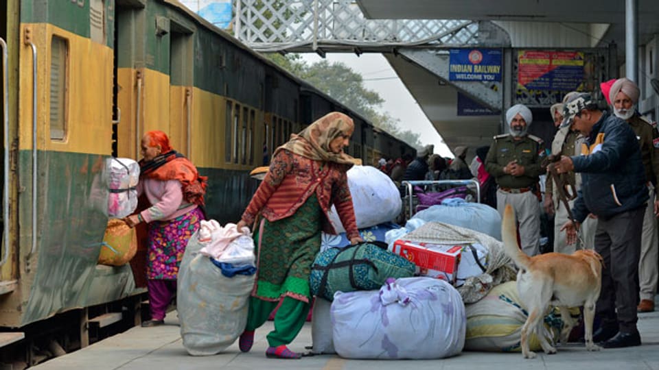 Reisende des Samjhauta-Expresses aus Pakistan bei ihrer Ankunft in Indien.