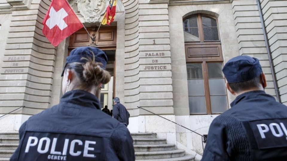 Polizisten stehen Wache vor dem Gerichtsgebäude in Genf.