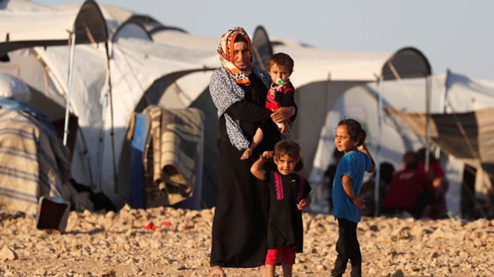 Eine Frau und ihre Kinder in einem Flüchtlingscamp in Ain Issa, Syrien. Symbolbild.