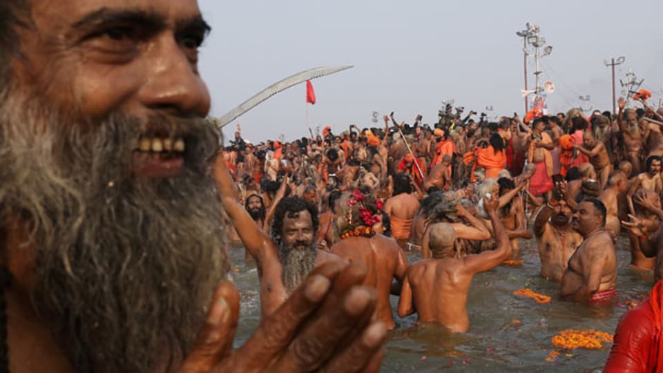 An Spitzentagen kommen 10 Millionen Menschen an die Ufer der Kumbh Mela, wo der Ganges und Yamuna zusammenfliessen.
