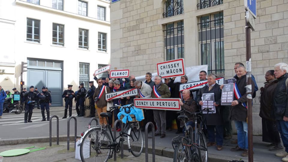 Bauern demonstrieren am Boulevard des Invalides in Paris an der Ecke zur Rue de Varenne, wo Frankreichs Landwirtschaftsministerium sitzt.