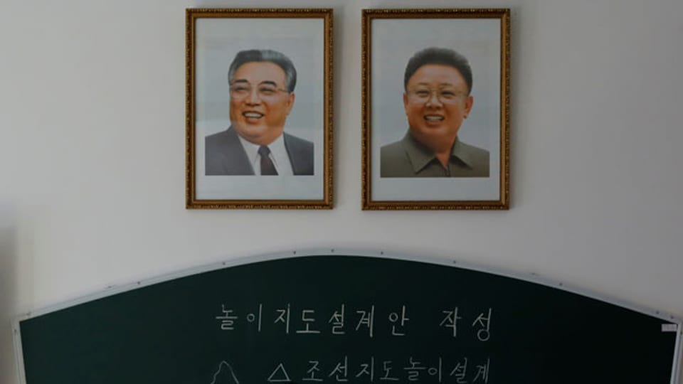 Porträts von Kim ll Sung und Kim Jong Il in einem Schulzimmer.