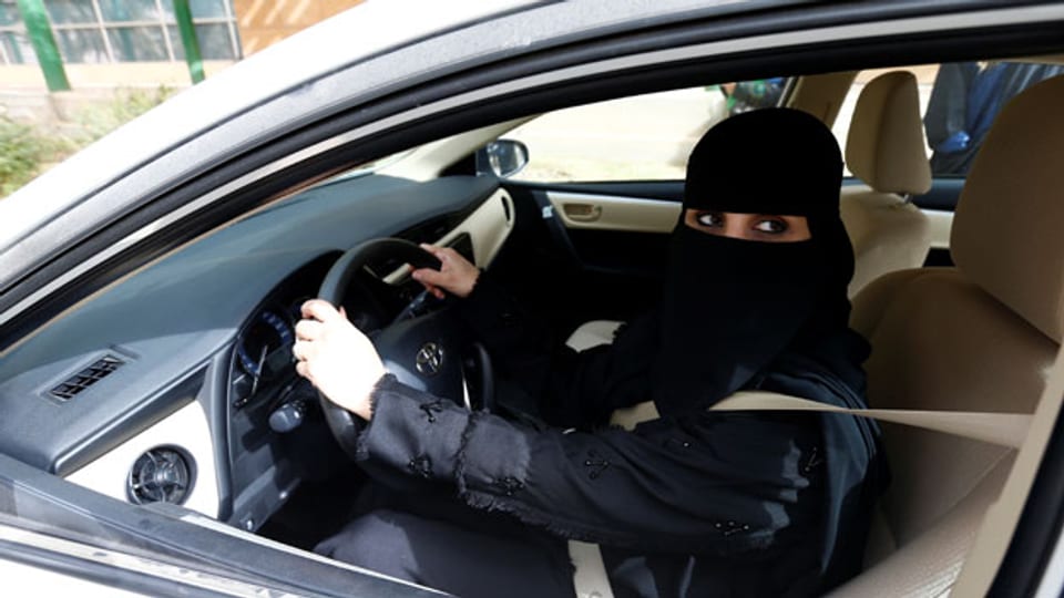 Eine Frau in Saudi Arabien nimmt Fahrstunden.